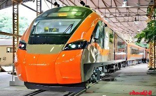 वंदे भारत स्लीपर गाड्यांमध्ये लवकरच जागतिक दर्जाच्या रेल्वे प्रवासाचा अनुभव वंदे भारत स्लीपर गाड्यांमध्ये लवकरच जागतिक दर्जाच्या रेल्वे प्रवासाचा अनुभव