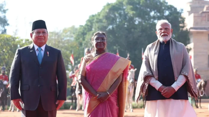 राष्ट्रपती द्रौपदी मुर्मू, पंतप्रधान मोदी यांच्या उपस्थितीत लष्कराचे संचलन