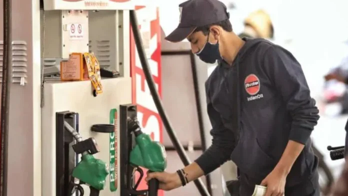 आर्थिक वर्षाच्या पहिल्या दिवशी महाराष्ट्रातील पेट्रोलच्या किमती बदलल्या आर्थिक वर्षाच्या पहिल्या दिवशी महाराष्ट्रातील पेट्रोलच्या किमती बदलल्या