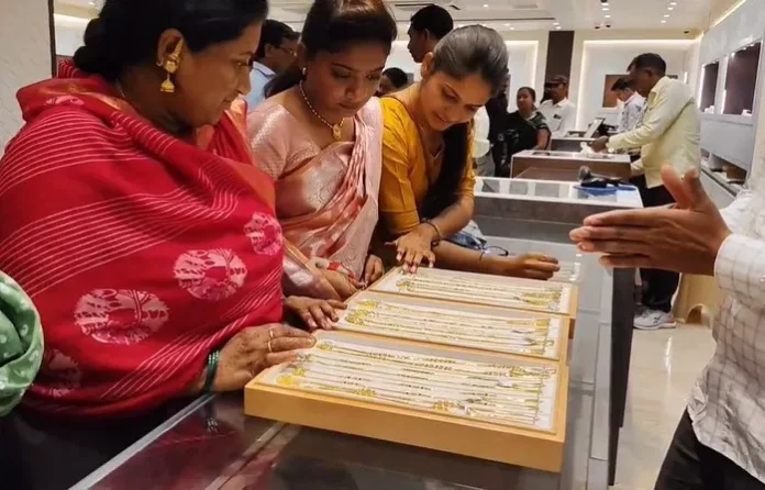 सोन्याची झेप पुन्हा लाखाच्या जवळ