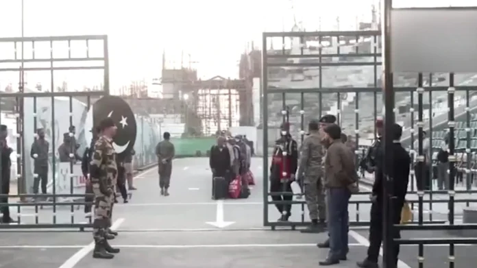 भारतातील पाकिस्तानी नागरीक परतीच्या मार्गावर; मायदेशी जाण्यासाठी अटारी सीमेवर भारतातील पाकिस्तानी नागरीक परतीच्या मार्गावर; मायदेशी जाण्यासाठी अटारी सीमेवर
