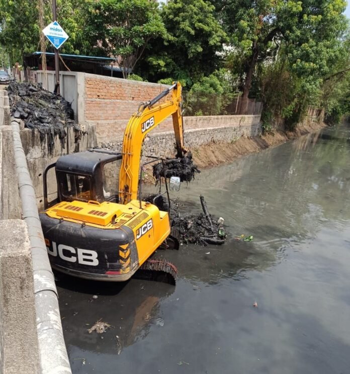 नागपूर शहरातील नद्यांची सफाई युद्धपातळीवर सुरू नागपूर शहरातील नद्यांची सफाई युद्धपातळीवर सुरू