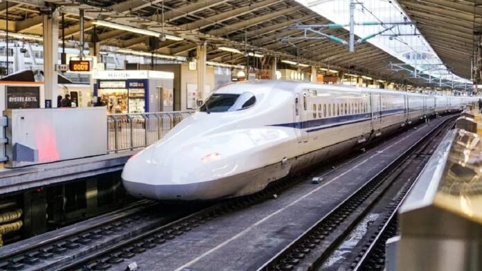 भारताच्या पहिल्या बुलेट ट्रेनची झलक पाहिली का ?