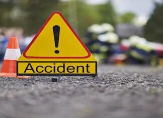 बीडजवळ भीषण अपघात; 15 वर्षीय मुलासह वडील ठार बीडजवळ भीषण अपघात; 15 वर्षीय मुलासह वडील ठार