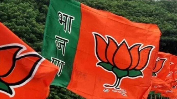 भाजप जिल्हाध्यक्ष नियुक्त्यांवरुन ‘नाराजीनाट्य’, काँग्रेस सरकारमध्ये मंत्री राहिलेल्या नेत्यास जिल्हाध्यक्षपद भाजप जिल्हाध्यक्ष नियुक्त्यांवरुन ‘नाराजीनाट्य’, काँग्रेस सरकारमध्ये मंत्री राहिलेल्या नेत्यास जिल्हाध्यक्षपद