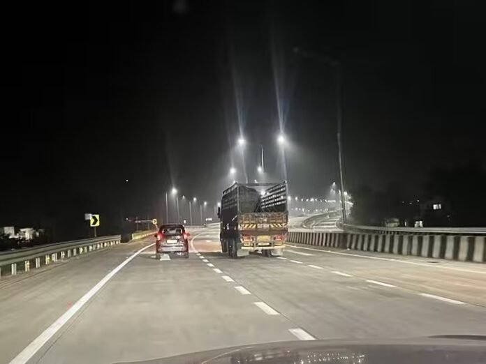 समृद्धी महामार्गावर वाहनांवर दगडफेक करून लूट.. समृद्धी महामार्गावर वाहनांवर दगडफेक करून लूट..