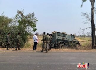 आरमोरी मार्गावर अवजड ट्रकची C-60 जवानांच्या बुलेटप्रूफ वाहनाला धडक; जवानांचा जीव थोडक्यात बचावले जड वाहतुकीवर तात्काळ उपाययोजना करा – जिल्हाध्यक्ष महेंद्र ब्राह्मणवाडे