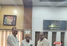 हनुमान मंदिरात भाविकांच्या सोयीसुविधांसाठी ‘हनुमान सेवा मंडळा’चे नगरपरिषदेला साकडे वरोरा नगरपरिषद मुख्याधिकाऱ्यांना विविध मागण्यांचे निवेदन सादर