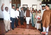 आ.सुधीर मुनगंटीवार यांच्या पुढाकारामुळे चंद्रपूर-बल्लारशा रेल्वे विकासाला मिळणार गती चंद्रपूर रेल्वेलाईनलगतच्या अतिक्रमणधारकांवर कारवाईला स्थगिती; महाप्रबंधकांचे स्पष्ट निर्देश, रेल्वे सुविधा वाढीचे आश्वासन आ.मुनगंटीवार यांच्या मागणीला रेल्वे महाप्रबंधकांचा सकारात्मक प्रतिसाद बल्लारपूर ते मुंबई आणि बल्लारपूर ते पुणे रेल्वे सेवा, तृतीय लाईन व टर्मिनल सुविधांवर ठोस निर्णय प्रक्रियेला वेग