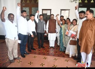 आ.सुधीर मुनगंटीवार यांच्या पुढाकारामुळे चंद्रपूर-बल्लारशा रेल्वे विकासाला मिळणार गती चंद्रपूर रेल्वेलाईनलगतच्या अतिक्रमणधारकांवर कारवाईला स्थगिती; महाप्रबंधकांचे स्पष्ट निर्देश, रेल्वे सुविधा वाढीचे आश्वासन आ.मुनगंटीवार यांच्या मागणीला रेल्वे महाप्रबंधकांचा सकारात्मक प्रतिसाद बल्लारपूर ते मुंबई आणि बल्लारपूर ते पुणे रेल्वे सेवा, तृतीय लाईन व टर्मिनल सुविधांवर ठोस निर्णय प्रक्रियेला वेग