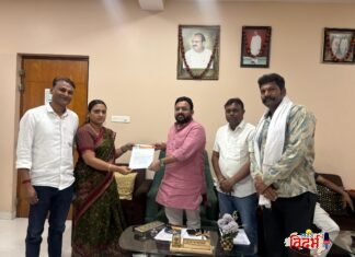 वरोरा शहरातील रस्त्यांच्या दुरवस्थेबाबत नगरसेविका सौ. वर्षा पिसाळ आक्रमक; आमदार करणदादा देवतळे यांच्याकडे निधीची मागणी