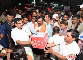तळपत्या उन्हात माणुसकीची सावली आ. सुधीर मुनगंटीवारांच्या पुढाकाराने फुटपाथ व्यावसायिक, ऑटो रिक्षा चालकांना कुलजार चे वितरण