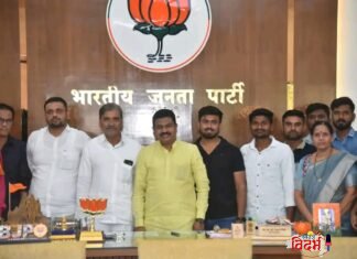 मौजा पोवणी येथील प्रकल्पग्रस्त शेतकरी आणि नागरिकांनी लोकप्रिय आमदार देवराव भोंगळे यांची भेट घेऊन वेकोलिकडून सुरू असलेल्या पुनर्वसन प्रक्रियेबाबत सविस्तर चर्चा केली.