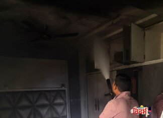 वरोरा येथील मुख्य बाजारपेठेतील भीषण दुर्घटना: बदरी पेंट्सच्या वरच्या मजल्यावर AC ब्लास्टमुळे आग; अग्निशामक दलाच्या तत्परतेने मोठी हानी टळली! नगरपरिषद प्रशासनाचे कौतुक.