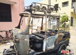 थरार ! मध्यरात्री धावत्या रक्ताचे पाणी करून घेतलेला ‘ऑटो’ आगीच्या भक्ष्यस्थानी; वरोऱ्यातील अभ्यंकर वार्डात खळबळ.