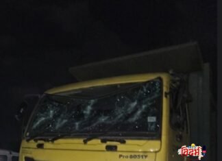 वरोरा हादरले ! अपघातानंतर संतापलेल्या जमावाचा कन्स्ट्रक्शन कंपनीवर थरारक हल्ला; वाहनांची तोडफोड, १४ लाखांचे नुकसान