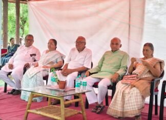 बाबांचे जीवाभावाचे कार्यकर्ते हेच आनंदवनचा पाया सामान्य कार्यकर्त्यांबद्दल व्यक्त केली कृतज्ञता आनंदवनातील कुष्ठरोग्यांच्या सेवेला 75 वर्षे पूर्ण :- डॉ. प्रकाश आमटे