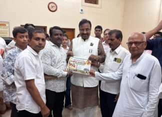 आमदार सुधीर मुनगंटीवार यांच्या हस्ते ‘लोकनेते सुधीरभाऊ मुनगंटीवार सामूहिक अभ्यास केंद्राच्या’ बॅनरचे विमोचन