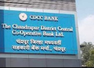 जिल्ह्याबाहेर शेती असलेल्या शेतकऱ्यांवर संकट ; पीक कर्जापासून वंचित राहिल्याने शेतकरी चिंतेत.