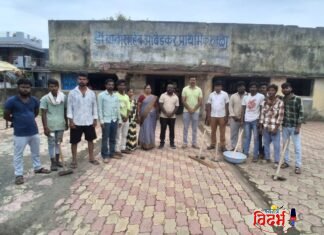 कल्याणेश्वर गणेश मंडळाच्या पुढाकारातून अण्णाभाऊ साठे पुण्यतिथीनिमित्त श्रमदान पोलीस निरीक्षक ओमप्रकाश सोनटक्के यांचा प्रत्यक्ष सहभाग; एक तास समाजासाठी उपक्रमाचे कौतुक