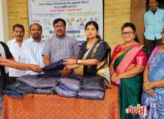 ‘स्वच्छ वरोरा, सुंदर वरोरा’साठी राबणाऱ्या स्वच्छतादूतांना पावसाचे कवच; नगर परिषदेतर्फे रेनकोटचे वाटप!