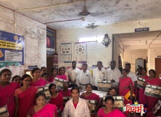 आरोग्ययोद्धांचा सन्मान! मुख्यमंत्री देवेंद्रजी फडणवीस यांच्या वाढदिवसानिमित्त माजी सैनिक सचिन धात्रक यांच्या पुढाकाराने आशा वर्कर व आरोग्य सेविकांना लॅपटॉप बॅगचे वितरण.