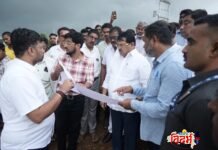कोट्यवधींचा गोसेखुर्द उजवा कालवा वर्षातच भेगाळला.अधिकाऱ्यांच्या संगनमताने कंत्राटदार मालामाल.कंत्राटदार-अभियंत्यांना आमदार वडेट्टीवारांनी धरले धारेवर.