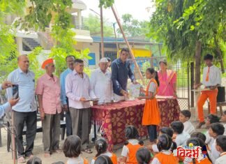 मनीष जेठाणी कडून विद्यार्थ्यांना पुस्तकांचे वितरण; वरोरयात कौतुकास्पद उपक्रम.